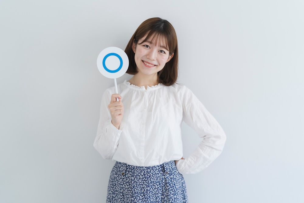 丸を持っている女性