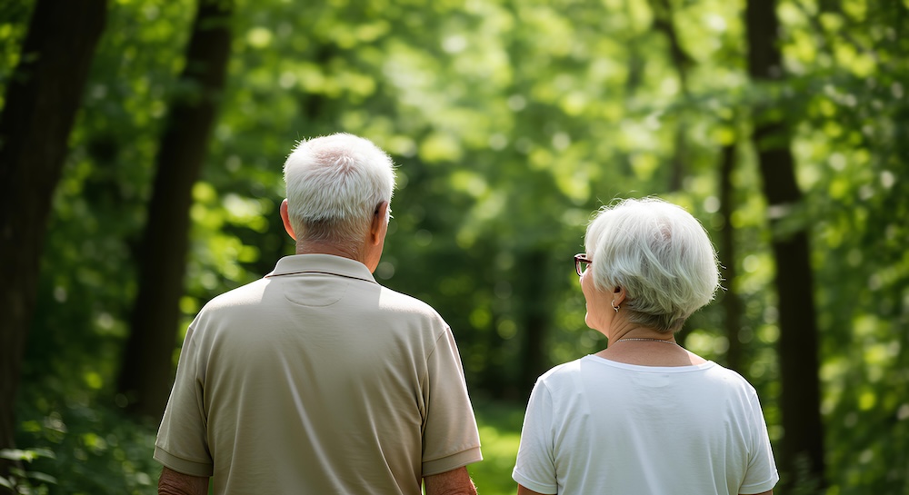 老夫婦の後ろ姿
