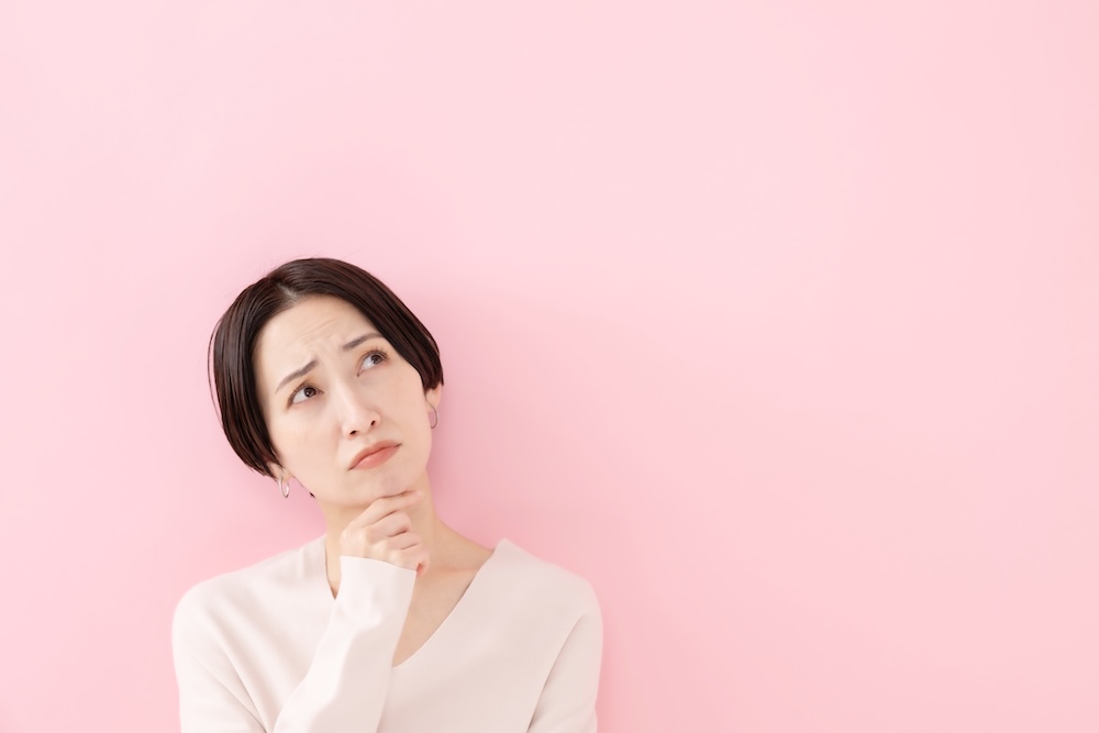首を傾げる女性